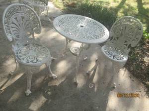 lot 86 image: VINTAGE CAST METAL BISTRO SET. MATCHES LOT 87