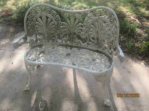 lot 87 image: VINTAGE CAST METAL GARDEN BENCH. MATCHES LOT 86
