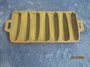 lot 102 image: CAST IRON CORNBREAD PAN