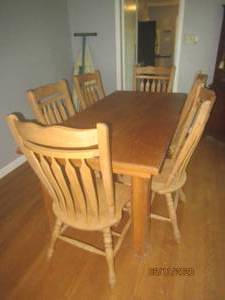 lot 115 image: PINE DINING TABLE WITH 6 SPINDLE BACK CHAIRS WITH TEXAS STAR DECORATION