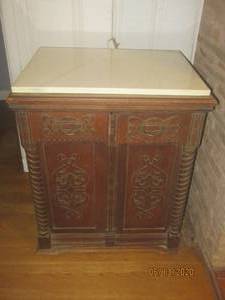 lot 120 image: ART NOUVEAU CABINET WITH ANTIQUE SEWING MACHINE AND ACCESSORIES