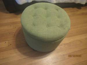 lot 123 image: ROUND STORAGE OTTOMAN