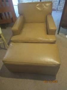 lot 132 image: VINTAGE LEATHER CLUB CHAIR WITH ROLLING OTTOMAN