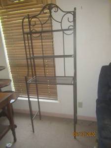 lot 134 image: METAL BAKERS RACK