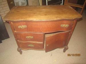lot 145 image: QUARTER SAWN TIGER OAK DRESSER WITH BRASS HANDLES36 L X 20 X 30H&nbsp