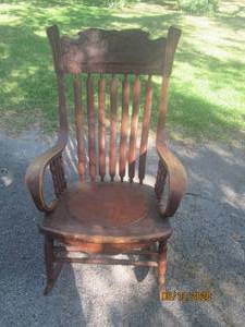 lot 161 image: VINTAGE SPINDLE BACK ROCKING CHAIR