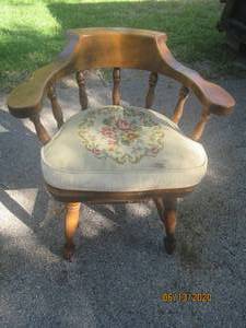 lot 166 image: VINTAGE MAPLE PUB CHAIR WITH FITTED FABRIC CUSHION 1950s