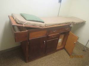lot 171 image: MEDICAL EXAM TABLE