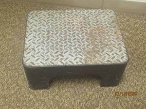 lot 173 image: VINTAGE DIAMOND PLATE TOP STEP STOOL