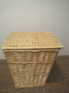lot 177 image: RATTAN HAMPER WITH ATTACHED LID