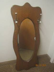 lot 178 image: VINTAGE OAK HALL TREE MIRROR WITH BRASS & CERAMIC HOOKS