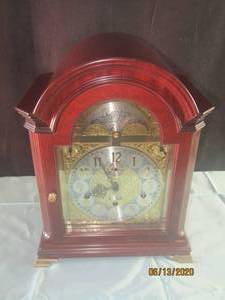 lot 188 image: GEORGE BLACK CLOCK CO SHELF ATLANTA MANTLE CLOCK WITH WINDING KEY&nbspRETAIL 1,114.31
