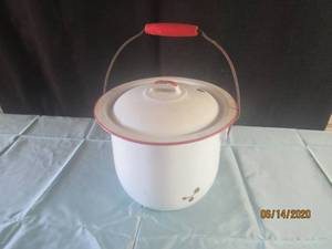 lot 236 image: ENAMELWARE CHAMBER POT WITH LID AND HANDLE EARLY AMERICANA
