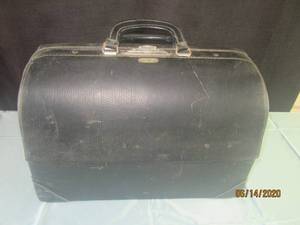 lot 239 image: VINTAGE EMDEE BY SCHELL LEATHER PHYSICIANS BAG