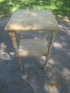 lot 252 image: VINTAGE TURNED LEG FERN TABLE