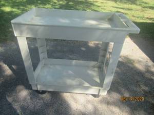 lot 263 image: RUBBERMAID CART