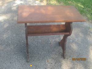 lot 268 image: VINTAGE MAPLE BOOK  BIBLE STAND