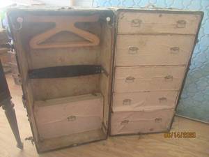 lot 271 image: FLAT TOP STEAMER TRUNK WITH HANGERS