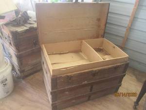lot 280 image: VINTAGE SLAT WOOD TRUNK  WITH INTERIOR TRAY