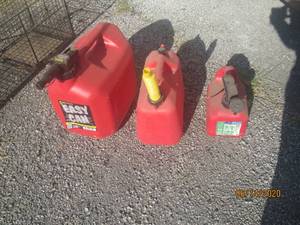 lot 286 image: 3 GAS CANS