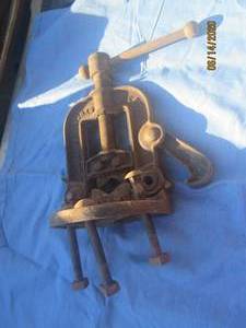 lot 293 image: VINTAGE ERIE TOOL PIPE VISE