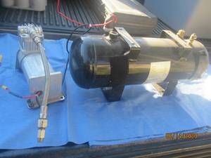 lot 295 image: 2 GAL VIAIR TANK AIR SOURCE