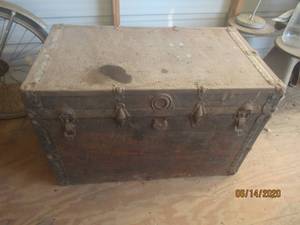 lot 298 image: VINTAGE FLAT TOP TRUNK
