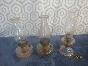 lot 456 image: TOTAL OF 3 VINTAGE KEROSENE OIL LAMPS&nbsp
