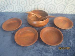 lot 457 image: 7&nbsp PC WOOD SALAD BOWL SET&nbsp-SALAD BOWL&nbsp- 4 SERVING BOWLS&nbsp&nbsp- SERVING UTENSILS&nbsp