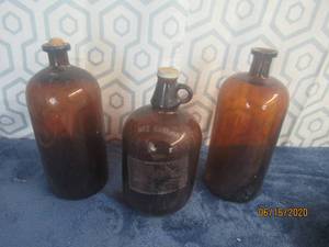 lot 458 image: TOTAL OF 3 VINTAGE AMBER JUGS