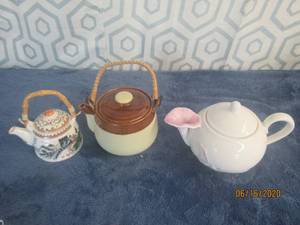 lot 459 image: TOTAL OF 3 VINTAGE TEA POTS&nbsp