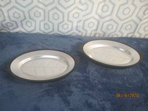 lot 462 image: TOTAL OF 2 NORDIC WARE PLATTER HOLDERS 1112