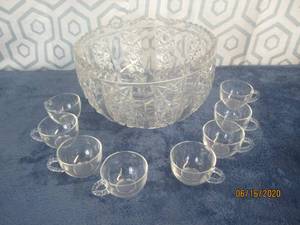 lot 463 image: LARGE GLASS PUNCH BOWL&nbsp WITH 8 CUPS&nbsp