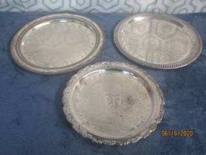 lot 472 image: TOTAL OF 3 SILVER PLATTED SERVING PLATTERS  TEA TRAYS&nbsp