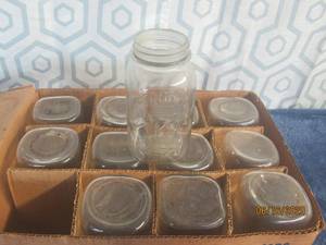 lot 473 image: 12 MASON JARS 1QT-KNOX-KERR-ATLAS