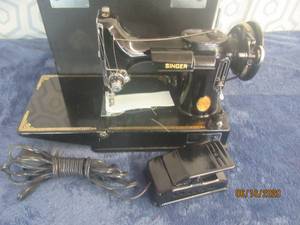 lot 484 image: VINTAGE PORTABLE SINGER SEWING MACHINE IN TRAVEL CASE MODEL 3-120