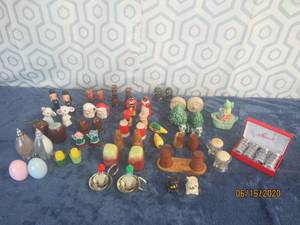 lot 489 image: 29 SETS OF VINTAGE SALT AND PEPPER SHAKERS