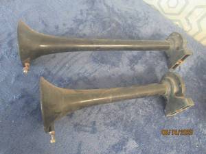 lot 533 image: 2 AIR HORNS