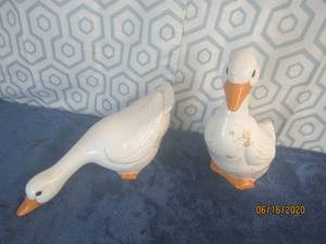 lot 534 image: DUO VINTAGE STYLE LARGE OUTDOOR YARD DUCKS