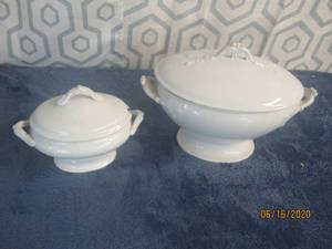 lot 510 image: TOTAL OF 2 ANTIQUE&nbsp WHITE LIDDED VEGETABLE SERVER  TUREEN