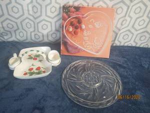 lot 515 image: MIKASA CRYSTAL ROSE BOUQUET SA554650 HEART SERVING 12 1 2 TRAY , LOW FOOTED CLEAR GLASS SERVING 13&nbsp PLATTER&nbsp AND VINTAGE STRAWBERRY DESIGN 3PC SERVING BASKET&nbsp