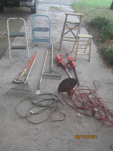lot 525 image: MISC YARD TOOLS AND STEP LADDERS