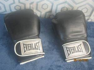 lot 526 image: PAIR OF BOXING GLOVES 160Z