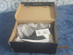 lot 527 image: NEW IN BOX CHILDRENS SIZE 10 ADIDAS TENNIS SHOES