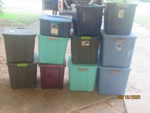 lot 528 image: 11 TOTES ALL WITH LIDS