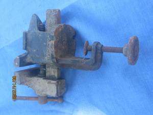 lot 311 image: VINTAGE TABLE MOUNT VISE