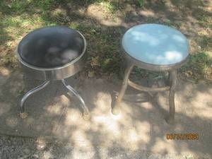 lot 330 image: TOTAL OF 2 DOCTOR&nbsp STOOLS