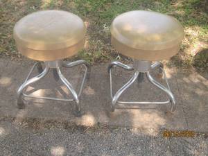 lot 331 image: TOTAL OF 2 DOCTOR&nbsp STOOLS BOTH ADJUSTABLE