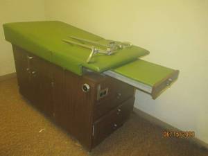 lot 332 image: MEDICAL EXAM TABLE WITH TWO POSITION STIRRUPS AND DRAWERS