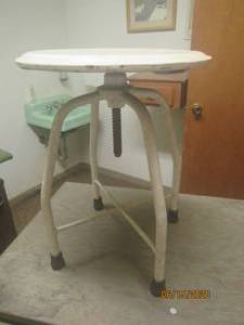 lot 337 image: VINTAGE ADJUSTABLE STOOL
